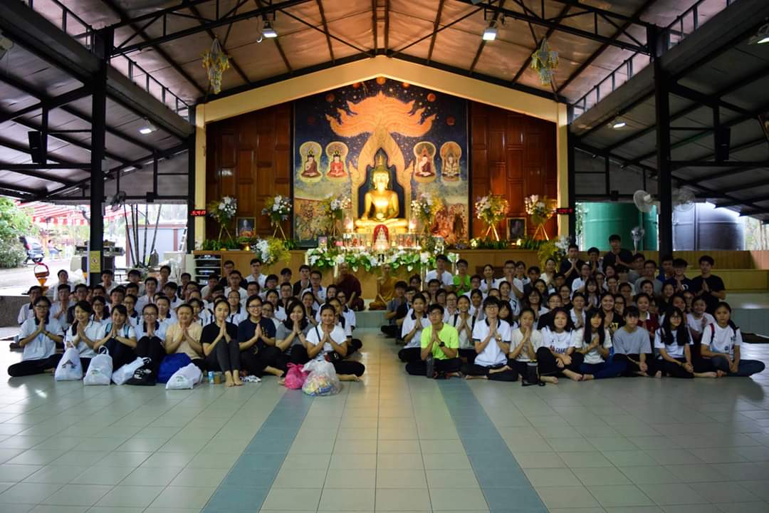 Photo of all UTM volunteers and bhikkhus (Buddhist monks)