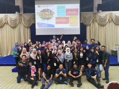 We are the crews of Business Pitching Competition!