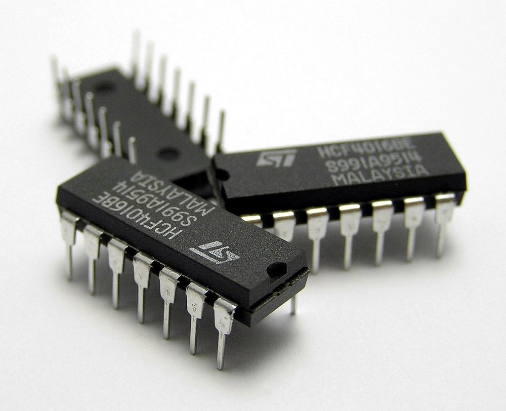 1200px-Three_IC_circuit_chips.JPG.3