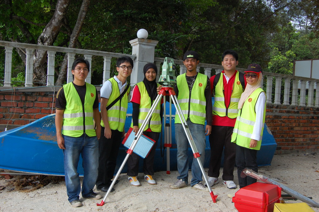 Doing detailing during survey camp at Telok Gorek,Mersing with Group 12...=)