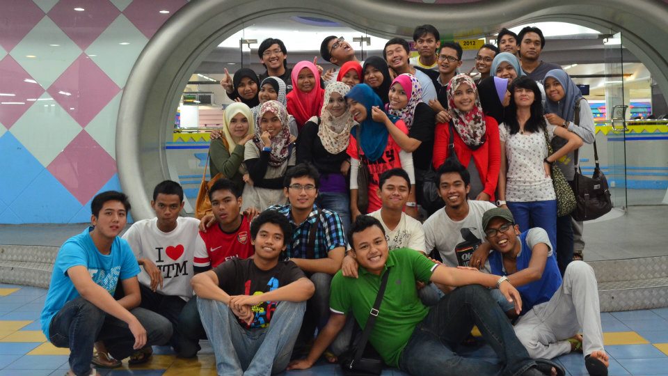 Hang out with classmate..Strong bond was build..So Good to know all of you..=)