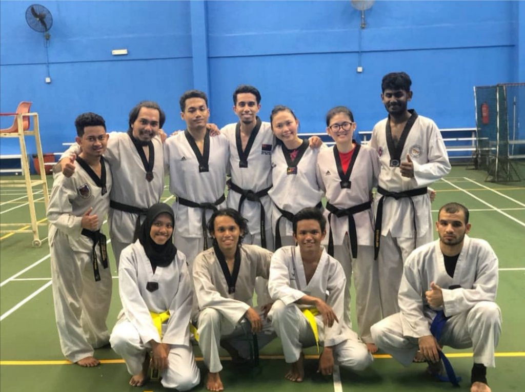 Photo of all players with seniors after training 