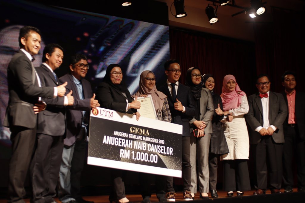 Gambar pemenang Anugerah Utama iaitu Anugerah Naib Canselor